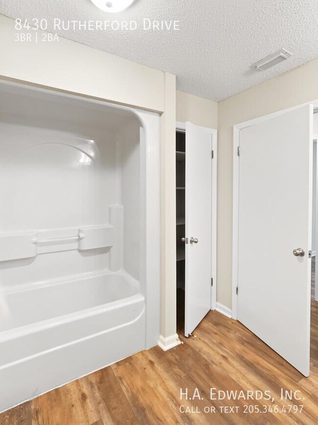 Foto del edificio - 8430 Rutherford Dr