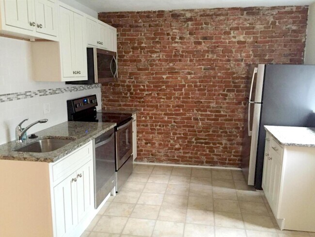 Building Photo - 5 Elm St