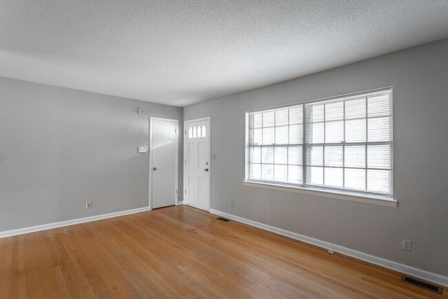 Building Photo - 3 Bedroom Home Close to All