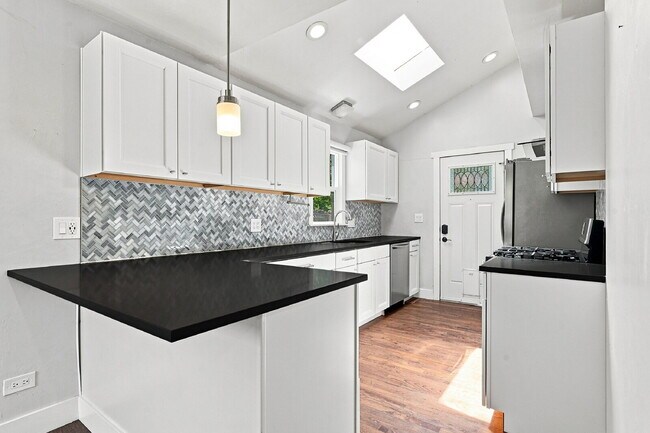 Foto del edificio - $2,440.95 with $300 off the first month's rent, 2 Beds - 1 Bath, Single Family Home in Denver wit...