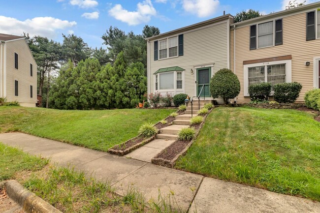 Building Photo - Beautifully Updated End-Unit Townhome in P...