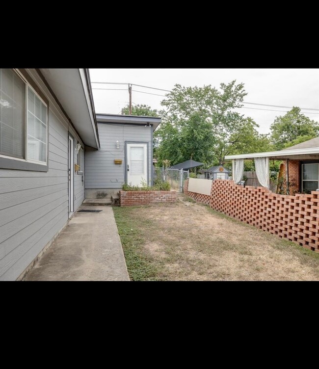 Building Photo - 5320 Lovell Ave