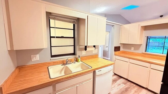 Building Photo - 7909 Richwood Dr