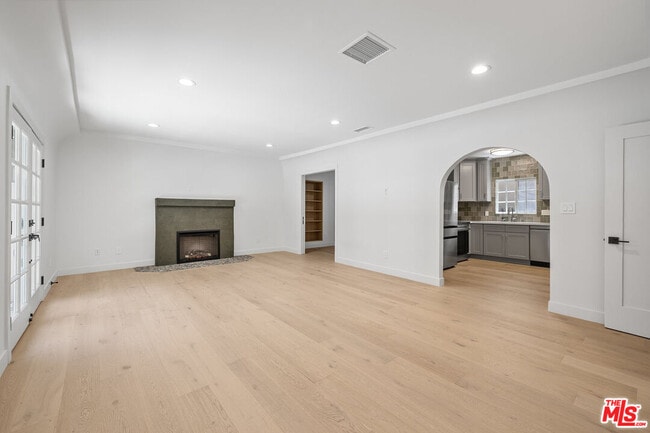 Building Photo - 839 Westmount Dr