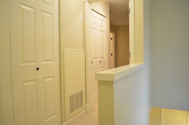 Foto del edificio - Klahanie 2 bedroom condo is available to move in September 1st