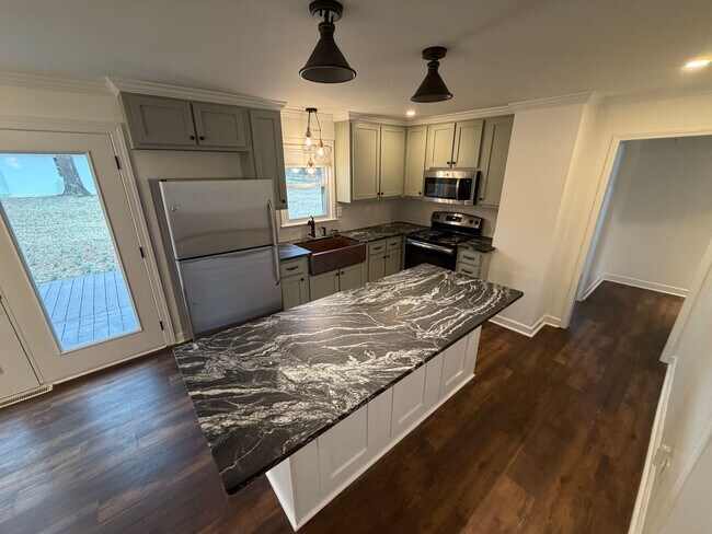 Foto del edificio - 2 Bedroom 2 Bath Brick rental home in Western Alamance county Fenced Yard 30x40 Garage custom Kit...