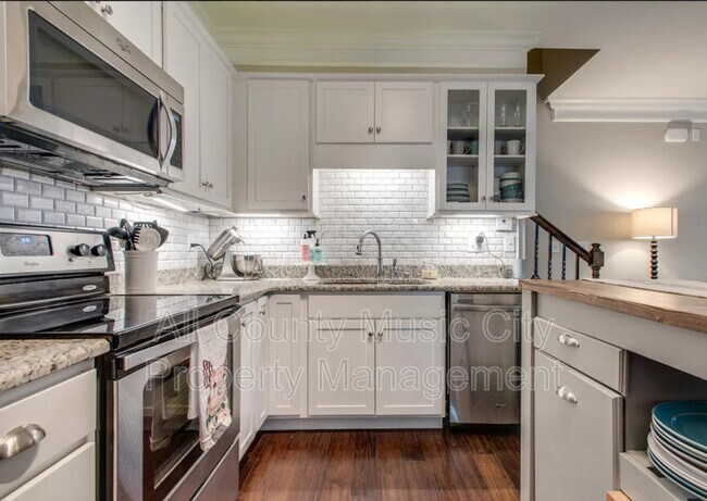 Foto del edificio - 6735 Sunnywood Dr