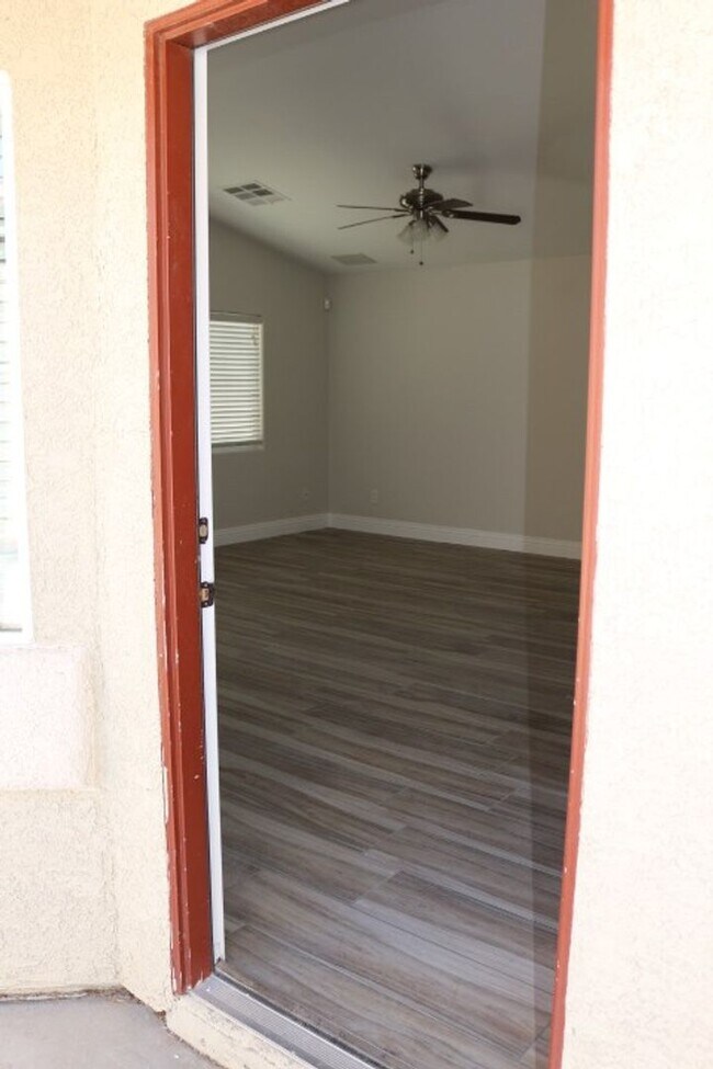 Building Photo - SHOWINGS AVAILABLE NOW
