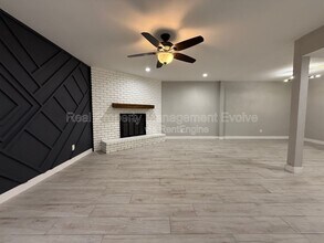 Building Photo - 606 E Royal Palm Square N