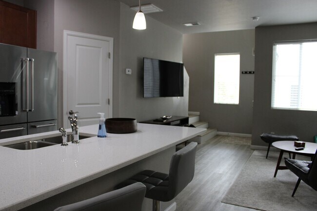 Foto del edificio - Arvada Luxury Furnished Townhouse, All-Inc...
