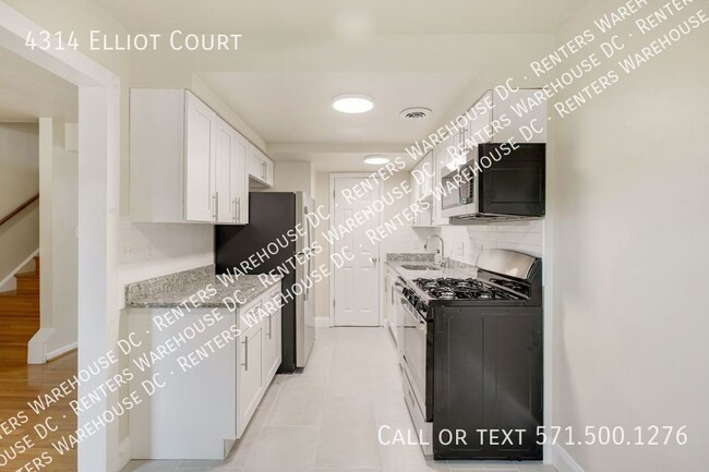 Building Photo - Beautifully updated 3-level 4Bd/2 full/2ha...