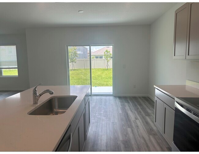 De la cocina al comedor - 10588 Farm Hill Ave