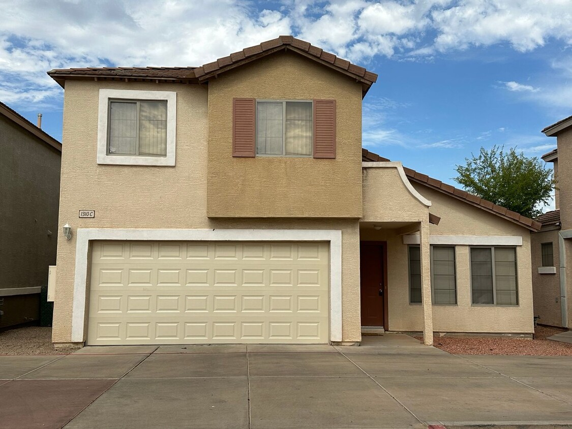 Primary Photo - Gorgeous 3 bedroom 2.5 bath home located i...