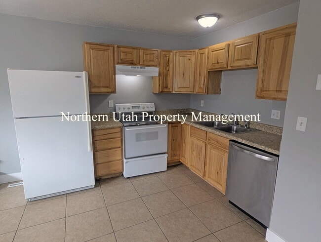 Building Photo - 4 Bed, 2 Bath