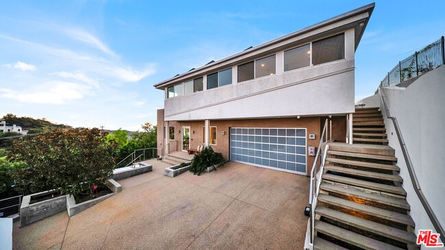 Building Photo - 2915 Tuna Canyon Rd