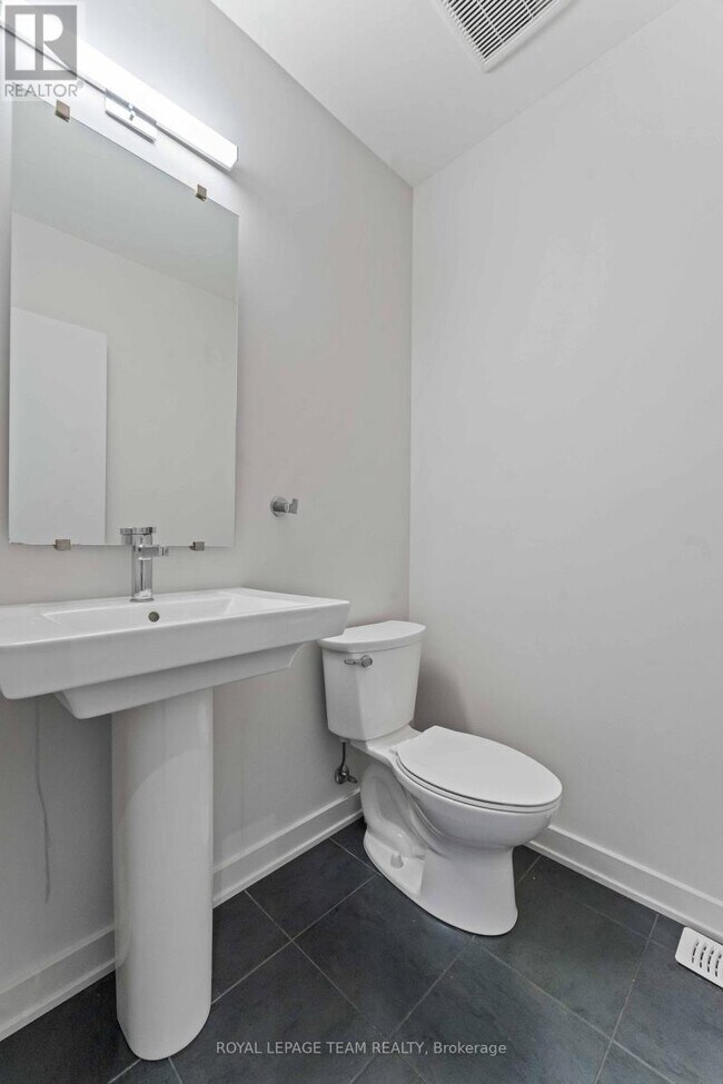 Photo du bâtiment - 1052 Lunar Glow Cres