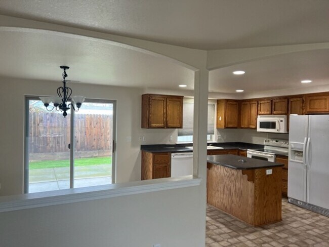 Foto del edificio - SPACIOUS 3 BEDROOM/ 2 BATH HOME WITH RV/BOAT PARKING