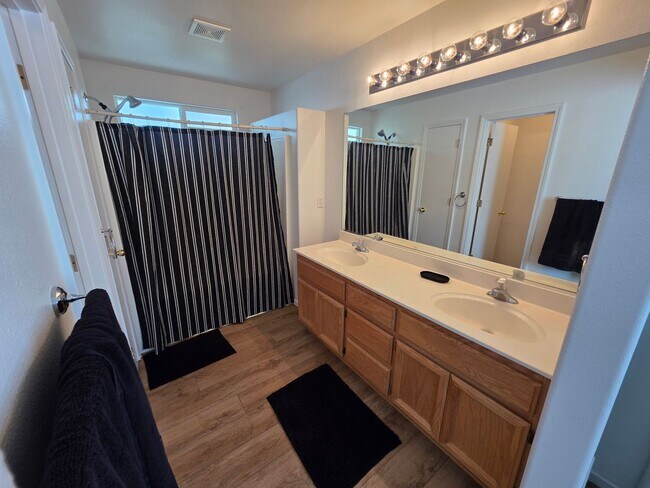Foto del edificio - Fully furnished 3 bedroom, 2.5 bath home in Fernley, $3500 per month and includes utlities