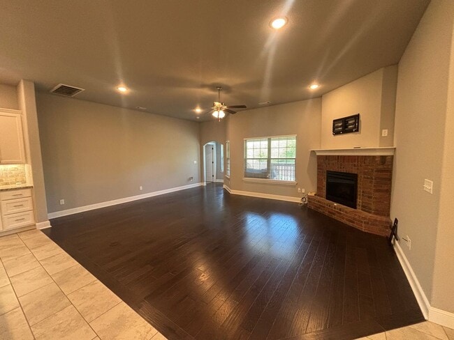 Building Photo - 4 Bedroom 3 Full bath Dream home located i...