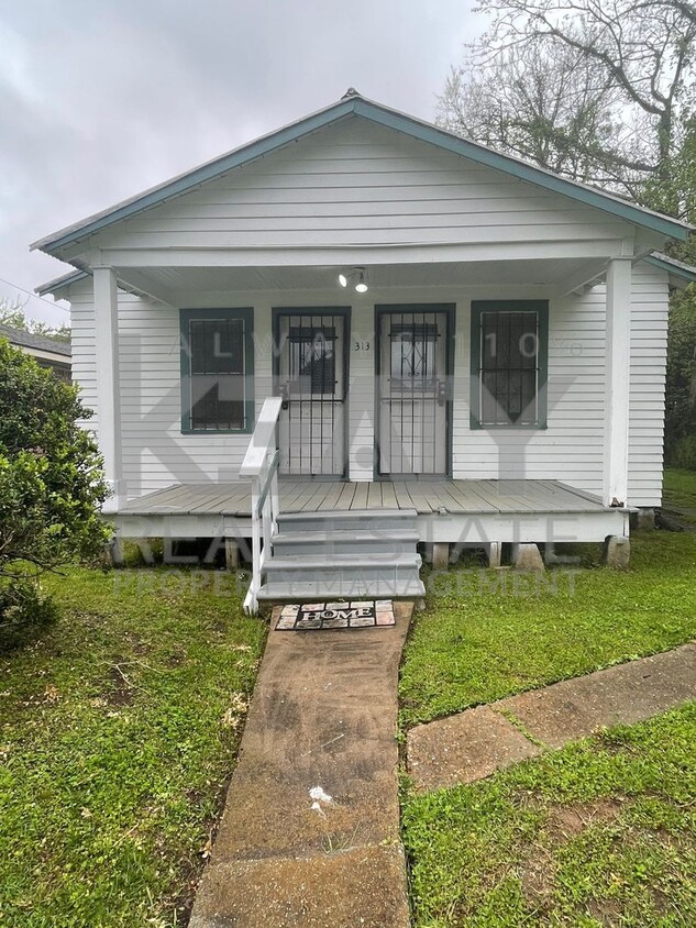 Foto principal - 2 Bedroom, 1 Bathroom Home in Lafayette!