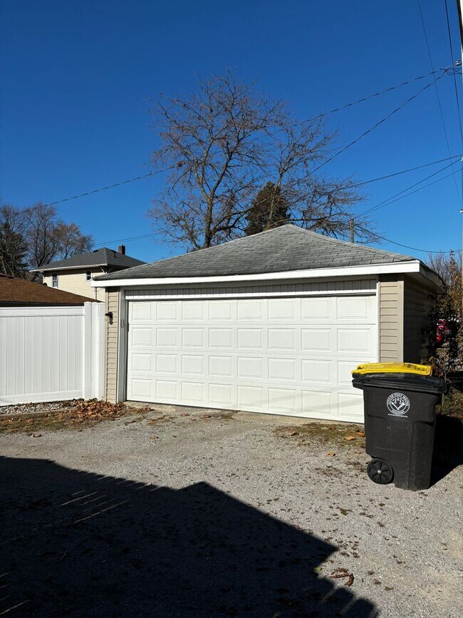 Foto del edificio - Adorable 2-bedroom home with garage, new f...
