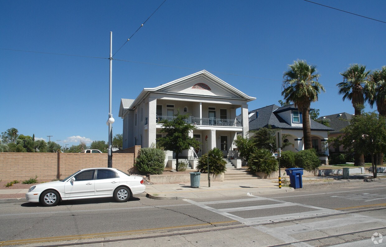Foto principal - 435 E University Blvd