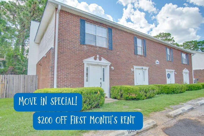 Foto del edificio - Charming Townhome with Fireplace & Fenced ...