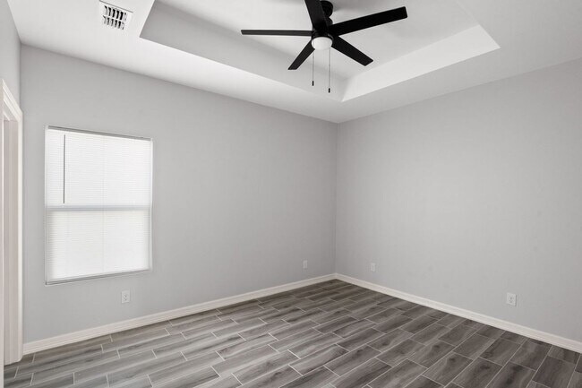 Building Photo - 600 N Onyx Ave