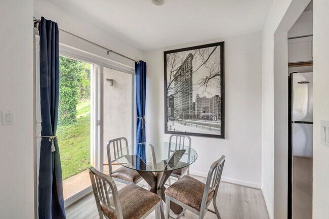Foto del edificio - 1243 Cedars Ct