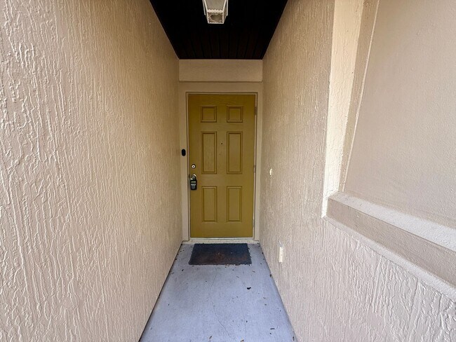 Foto del edificio - Spacious 2-Bed, 2.5-Bath Townhome with Gar...