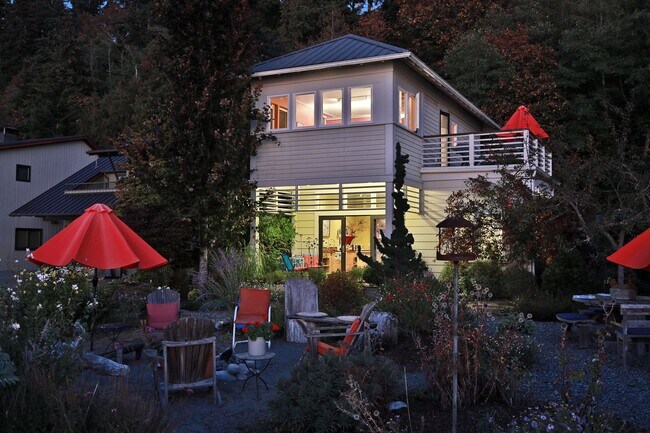 Foto del edificio - Stunning Water Front Home-Available On A S...