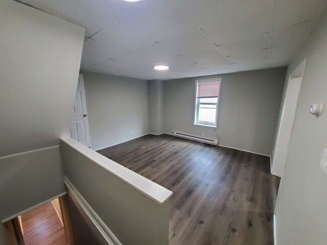 Building Photo - 550 S Benner Ave