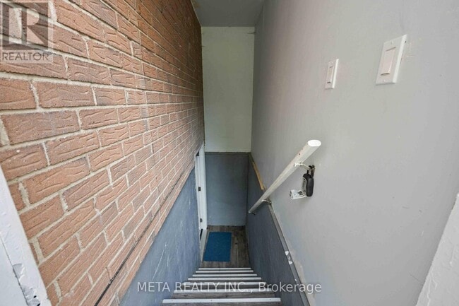 Photo du bâtiment - 220 Bassett Blvd