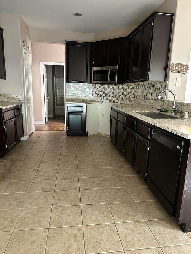 Building Photo - Spacious 4-Bedroom Home in Prime Moreno Valley Location