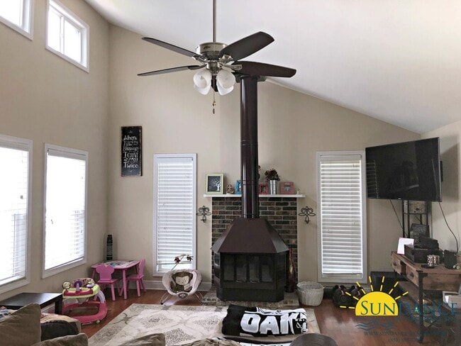 Building Photo - Amazing 2 Bedroom Home with Sparkling In-G...