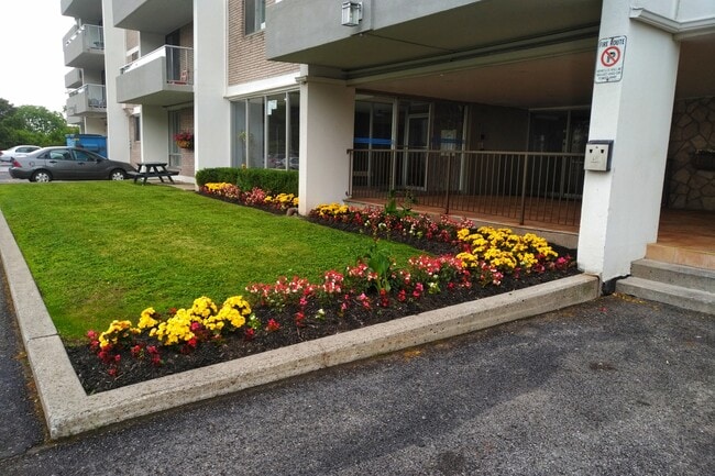 Building Photo - 5667-5667 Hwy 7