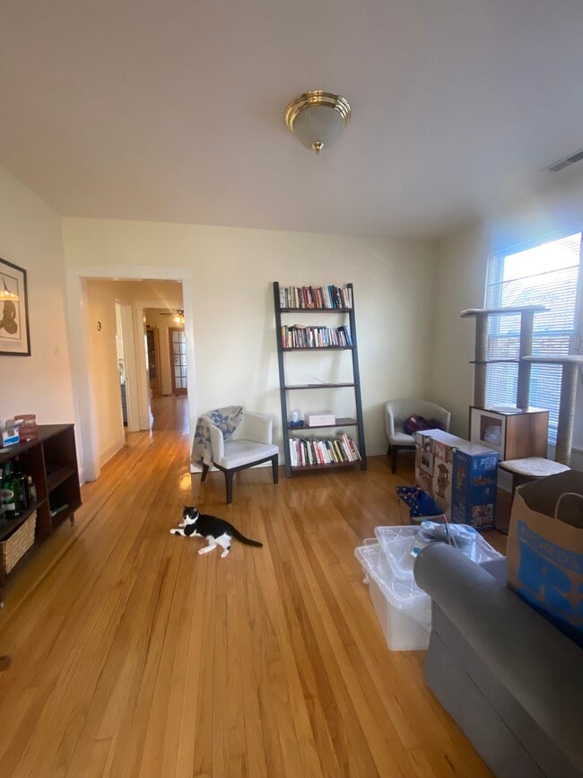 Building Photo - 4916 W Cornelia Ave