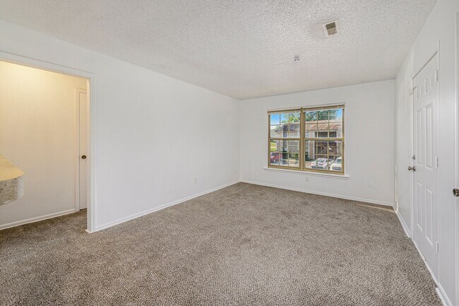 Foto del edificio - Charming 2-Bedroom Home - Look & Lease Special — Take ?500 off your first month’s rent!