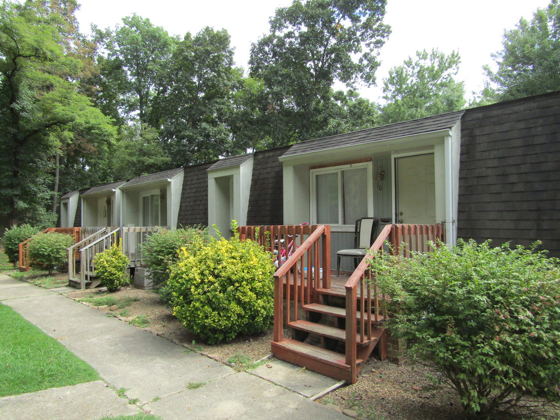 Foto principal - 128 Whispering Oaks Ln
