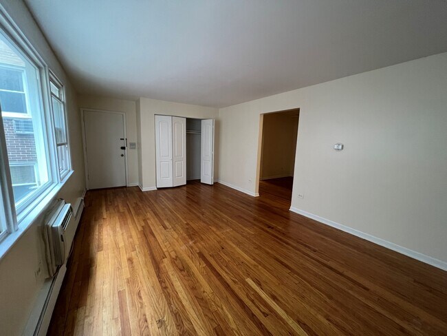 Building Photo - 7542 N Oakley Ave