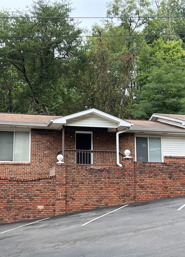 Primary Photo - 800 Lullwater Rd
