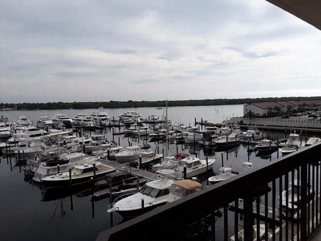 Building Photo - 108 Lakeshore Dr