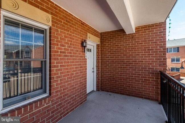 Building Photo - 6924 Fairfax Dr