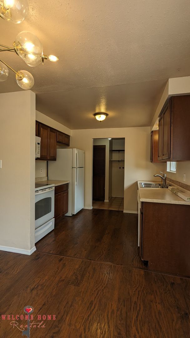 Building Photo - Country home on land!!  Upgraded inside, l...