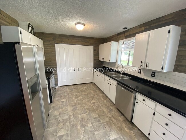 Building Photo - 3 bed house on corner lot in Post Falls!
