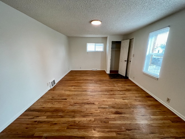 Building Photo - Nice two bedroom duplex!