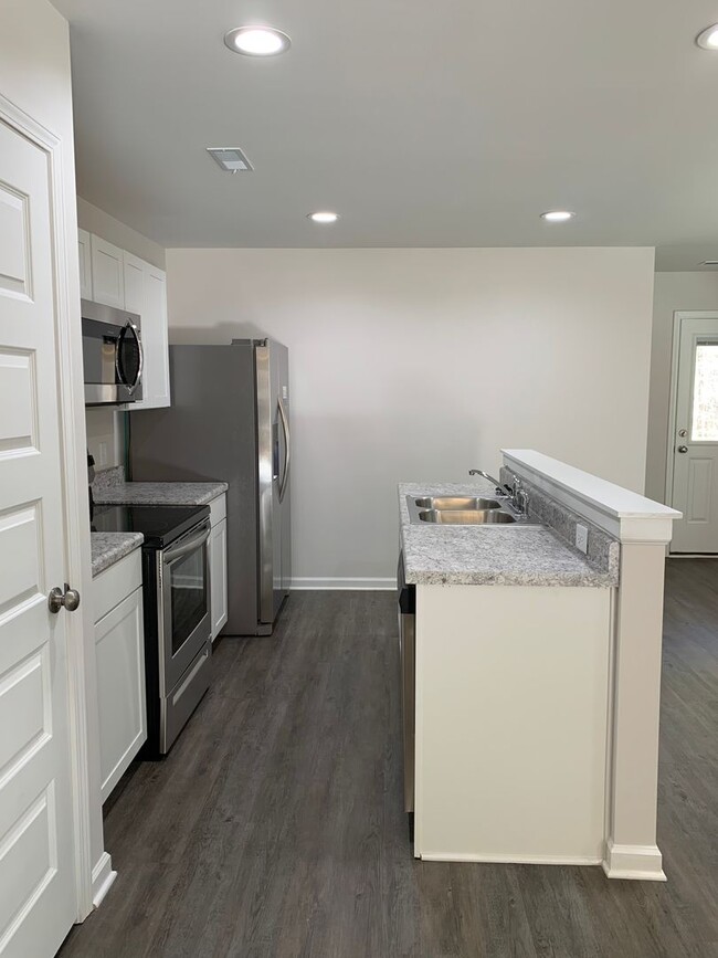 Building Photo - *Pre-leasing* Three Bedroom | Two Bathroom...