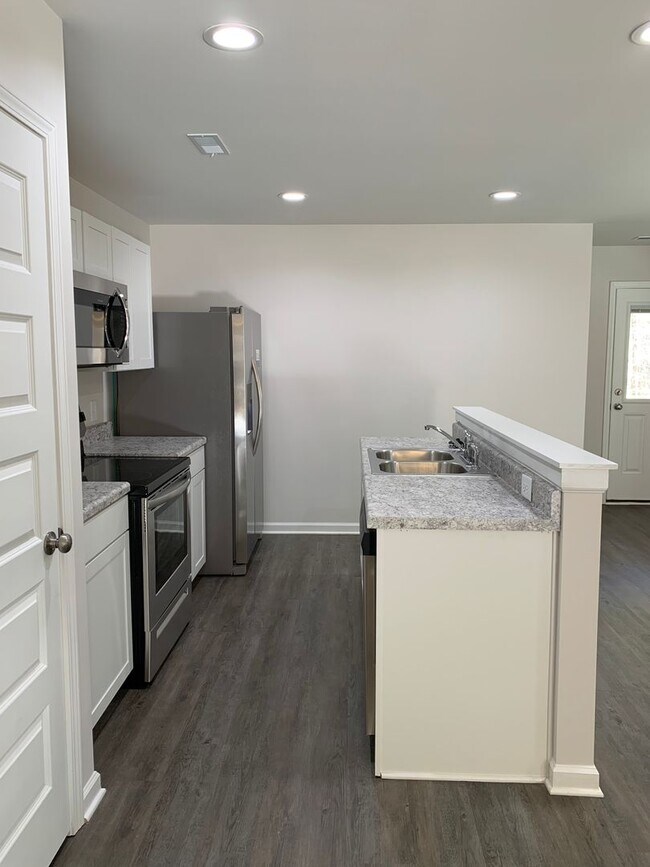 Building Photo - *Preleasing*  Three Bedroom | Two Bathroom...