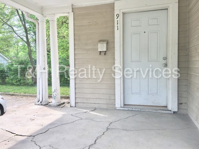 Foto del edificio - PENDING-Remodeled 3 Bedroom in Sobro!