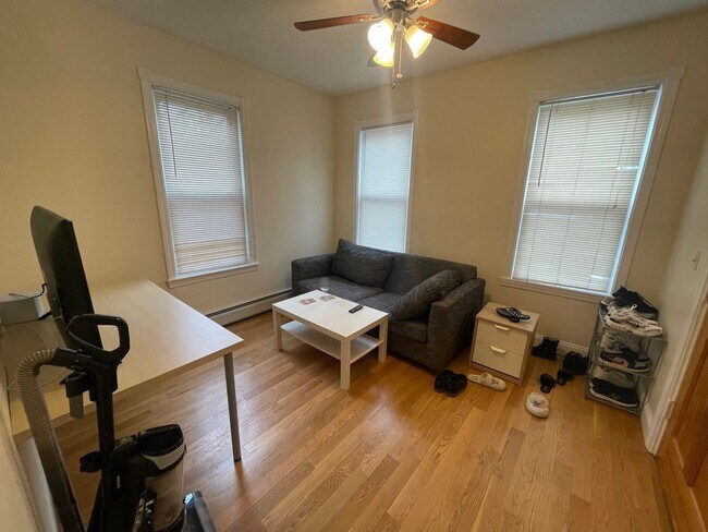 Building Photo - 9/1 Nicely updated 2BR w/heat included, ex...